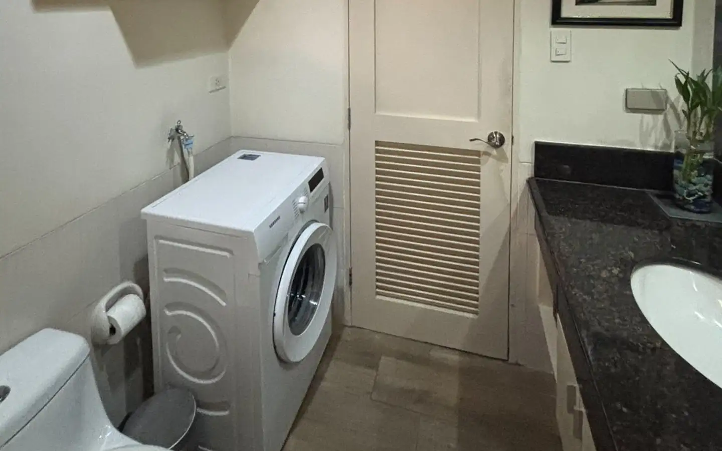 Flair Towers Mandaluyong – Bathroom Alternate View Flair Towers Condo for Sale | 2-Bedroom Unit in Mandaluyong